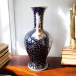 Bayeux. vase en porcelaine à décor dun oiseau et de fleurs dans une réserve XIX