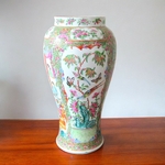 Chine. Canton. Vase en porcelaine décor polychrome de personnages, oiseaux, XIXe siècle