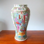 Chine. Canton. Vase en porcelaine décor polychrome de personnages, oiseaux, XIXe siècle