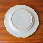 Quimper. Porquier Beau. Assiette en faïence à décor de pensées, fin XIXe siècle