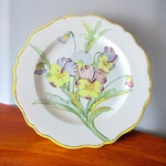 Quimper. Porquier Beau. Assiette en faïence à décor de pensées, fin XIXe siècle