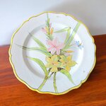Quimper. Porquier Beau. Assiette en faïence à décor polychrome de phlox roses et jaunes, fin XIXe siècle