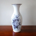 Sarreguemines. Vase en porcelaine à décor en grisaille de bouquets fleuris, XIXe siècle
