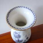 Sarreguemines. Vase en porcelaine à décor en grisaille de bouquets fleuris, XIXe siècle