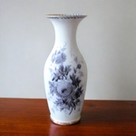 Sarreguemines. Vase en porcelaine à décor en grisaille de bouquets fleuris, XIXe siècle