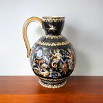 Gien. Pichet à cidre en faïence décor renaissance fond noir, début XXe siècle