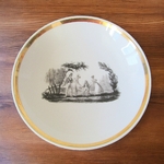 Paris. Coupe sur pied en porcelaine décor grisaille dresseur de marmottes, XIXe