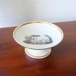 Paris. Coupe sur pied en porcelaine décor grisaille dresseur de marmottes, XIXe