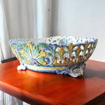 Gien. Coupe en faïence à bords ajourés à décor polychrome darmoiries, fin XIXe siècle