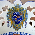 Gien. Coupe en faïence à bords ajourés à décor polychrome darmoiries, fin XIXe siècle