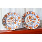 Bayeux ou Paris. Paire d'assiettes en porcelaine à décor de fleurs, XIXe siècle