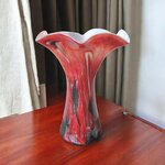 La Rochère. Vase en verre soufflé à bord ondulé à décor dinclusions, XXe