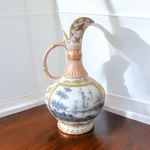 Limoges. Verseuse en porcelaine à décor de paysages en grisaille, XXe