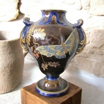 Choisy-le-Roi. Rare paire de vases en faïence décor de papillons perlés, fin XIXe siècle
