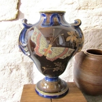 Choisy-le-Roi. Rare paire de vases en faïence décor de papillons perlés, fin XIXe siècle
