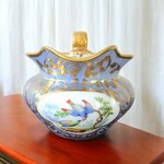 Paris. Pot à lait en porcelaine à décor polychrome doiseaux, XIXe siècle