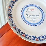 Rouen. Assiette en faïence décor camaïeu bleu et rouge portant linscription La Rejouisance 1741, XVIIIe siècle