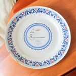 Rouen. Assiette en faïence décor camaïeu bleu et rouge portant l'inscription "La Rejouisance 1741", XVIIIe siècle