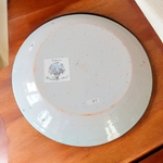 Rouen. Assiette en faïence décor camaïeu bleu et rouge portant linscription La Rejouisance 1741, XVIIIe siècle