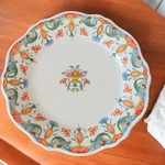 Rouen. Paire dassiettes en faïence à décor de corbeilles fleuries XVIIIe siècle