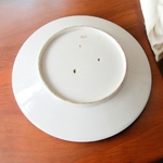 Bruxelles. Assiette en porcelaine à décor dune scène de taverne, XIXe siècle