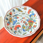 Rouen. Assiette en faïence décor polychrome à la corne d'abondance, XVIIIe siècle
