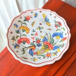 Rouen. Assiette en faïence décor polychrome à la corne d'abondance et papillons, XVIIIe siècle