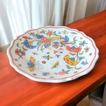 Rouen. Assiette en faïence décor polychrome à la corne dabondance et papillons, XVIIIe siècle
