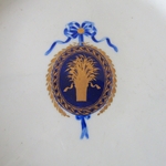 Tournai. Assiette en porcelaine à décor dun médaillon bleu roi à décor de motifs or, XVIIIe siècle