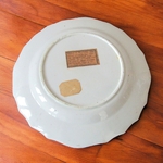 Tournai. Assiette en porcelaine à décor dun médaillon bleu roi à décor de motifs or, XVIIIe siècle