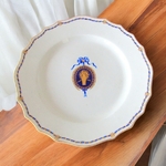 Tournai. Assiette en porcelaine à décor d'un médaillon bleu roi à décor de motifs or, XVIIIe siècle