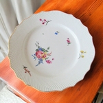 Tournai. Assiette en porcelaine à décor polychrome d'un bouquet fleuri, XVIIIe siècle