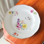 Meissen. Assiette en porcelaine à décor polychrome de fleurs, XVIIIe siècle