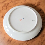 KPM Berlin. Assiette en porcelaine décor polychrome de pommes, début XXe siècle