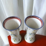 Gien. Paire de vases rouleaux en faïence décor Renaissance fond blanc, XIXe