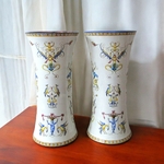 Gien. Paire de vases rouleaux en faïence décor Renaissance fond blanc, XIXe