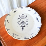 Nevers. Assiette révolutionnaire en faïence décor aux trois ordres XVIIIe siècle