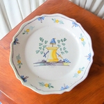 Nevers. Assiette patriotique en faïence à décor d'un bonnet phrygien, XVIIIe siècle