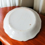 Nevers. Assiette en faïence décor polychrome à lurne, tombeau de Mirabeau, XVIIIe siècle