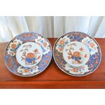 Chine. Compagnie des Indes. Paire d'assiettes en porcelaine décor de fleurs, XVIIIe siècle [A]