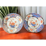 Chine. Compagnie des Indes. Paire d'assiettes en porcelaine décor de fleurs, XVIIIe siècle [B]