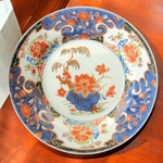 Chine. Compagnie des Indes. Paire dassiettes en porcelaine décor de fleurs, XVIIIe siècle [B]
