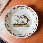 Nevers. Assiette en faïence décor polychrome d'une fabrique, XVIIIe siècle