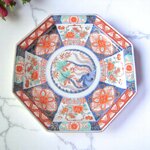 Japon. Arita. Assiette en porcelaine à décor polychrome de fleurs, XXe