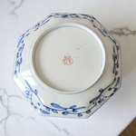 Japon. Arita. Assiette en porcelaine à décor polychrome de fleurs, XXe