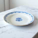Moustiers. Assiette en faïence décor camaïeu bleu dun monogramme couronné, XVIIIe siècle