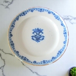 Moustiers. Assiette en faïence décor camaïeu bleu d'un monogramme couronné, XVIIIe siècle