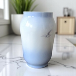 Royal Copenhagen. Vase en porcelaine décor polychrome modèle Langelinie, XXe
