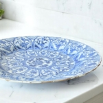 Chine. Plat en porcelaine à décor en camaïeu bleu de fleurs, XVIIIe siècle