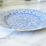 Chine. Plat en porcelaine à décor en camaïeu bleu de fleurs, XVIIIe siècle
